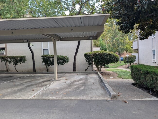 Building Photo - Pleasant Hill 1/1 Condo Available Now!