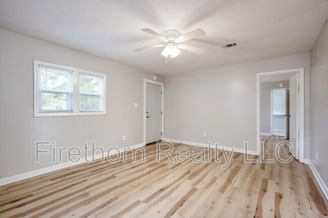 Building Photo - 2719a Meadowbrook Dr