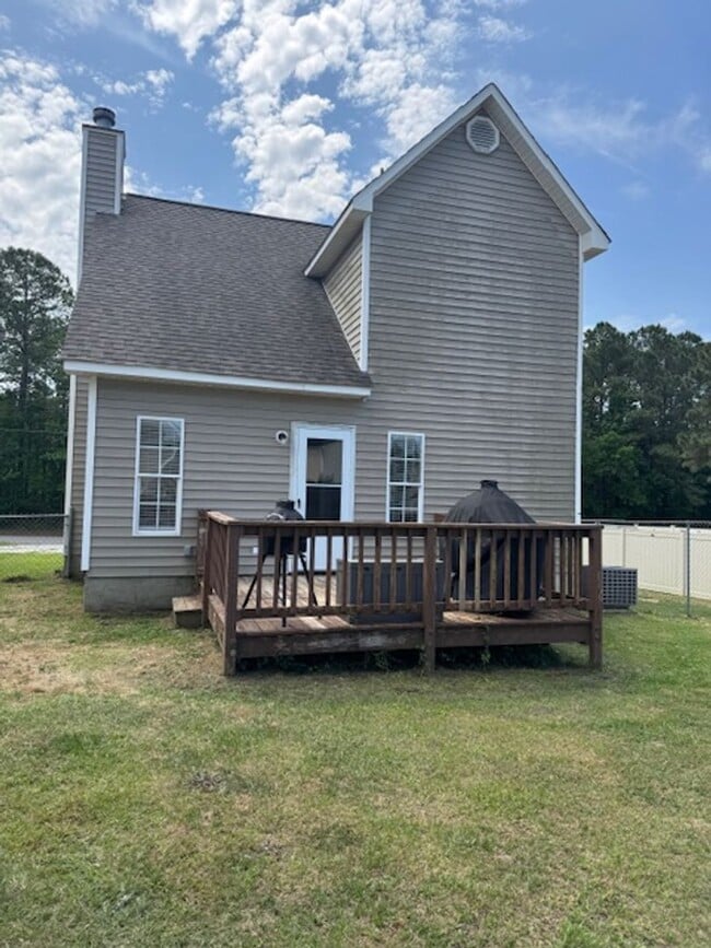 Building Photo - Welcome to Hemlock Drive!