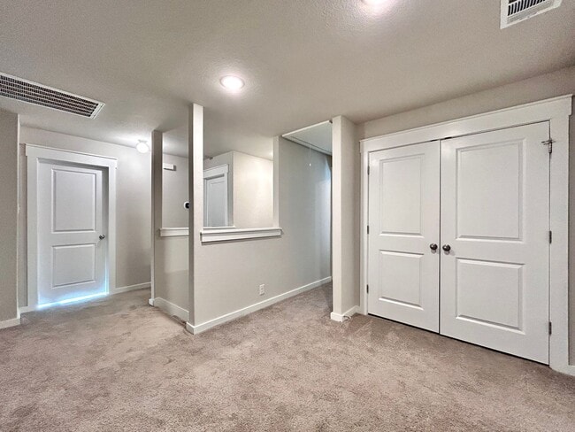 Building Photo - Charming 3 Bed / 2.5 Bath Family Home