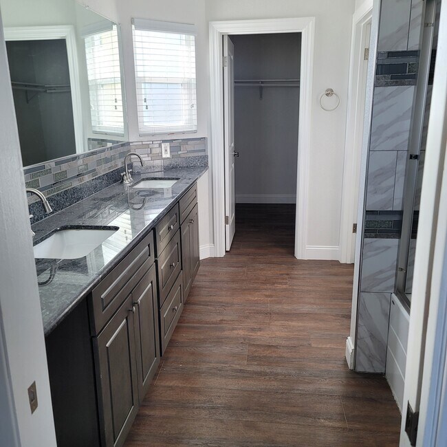 Building Photo - 812 15th St