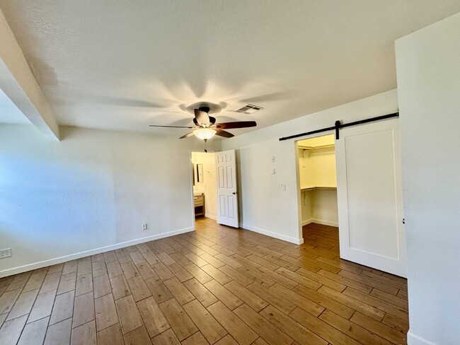 Building Photo - Midvale beauty 3 bed 2 bath