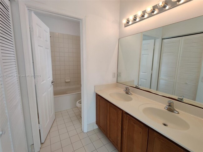 Building Photo - 3211 Laurel Ridge Cir