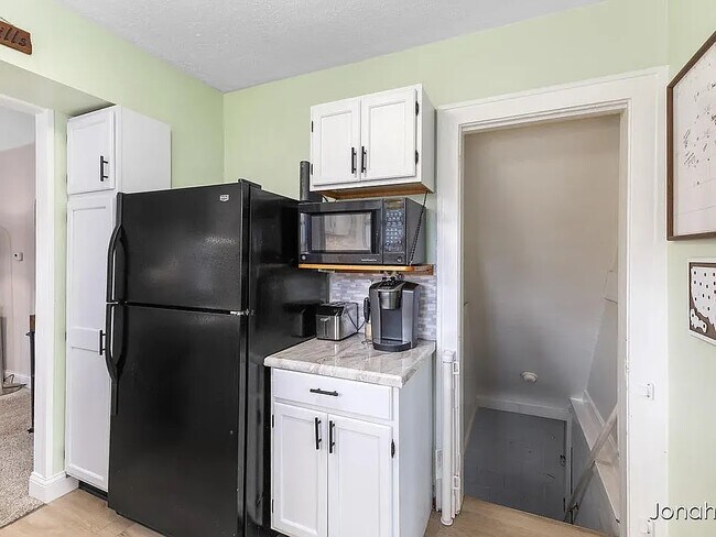 Building Photo - 146 Bowne St NE