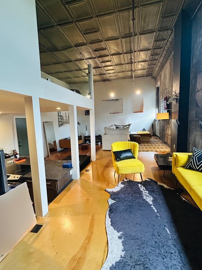 Building Photo - Spacious Loft