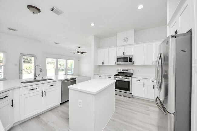 Building Photo - 10850 White Oak Point Ct