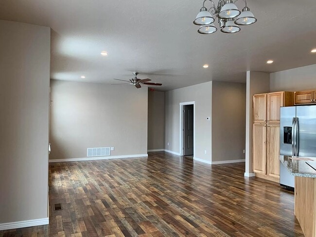Building Photo - Sigle Family in East Valley