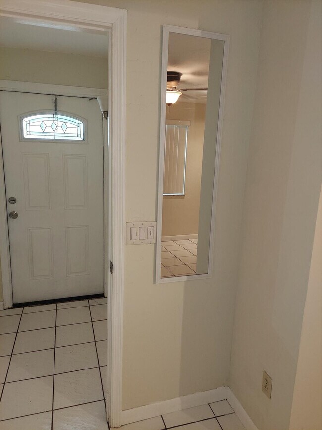 Building Photo - 3021 SW 1st Terrace