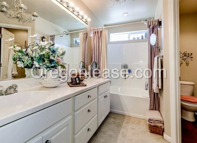 Building Photo - Beautiful large West Eugene home