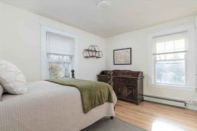 Building Photo - 122 Oak St