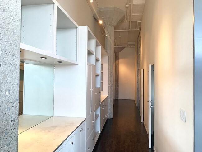 Building Photo - STUNNING LARGE CORNER LIVE/WORK 1 BED+ DEN...