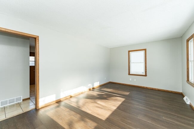 Building Photo - Updated 5 Bed, 2 Bath Home Near Churchill Elementary Available Now