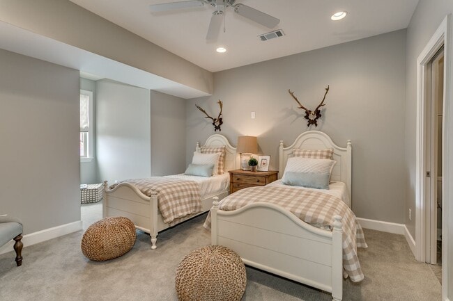 Building Photo - Pinnacle Park Townhomes -- Furnished, Utilities Included