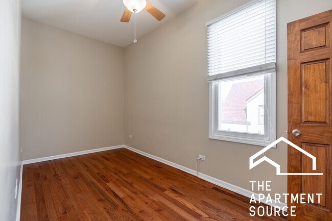 Building Photo - 2028 N Hamlin Ave