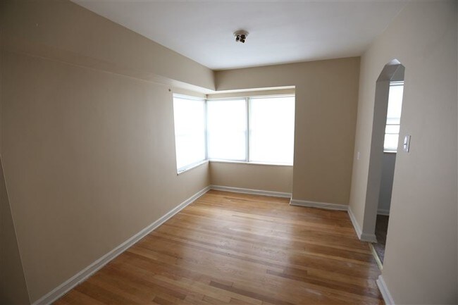 Building Photo - 2 br, 1 bath  - Palmer Park Plaza