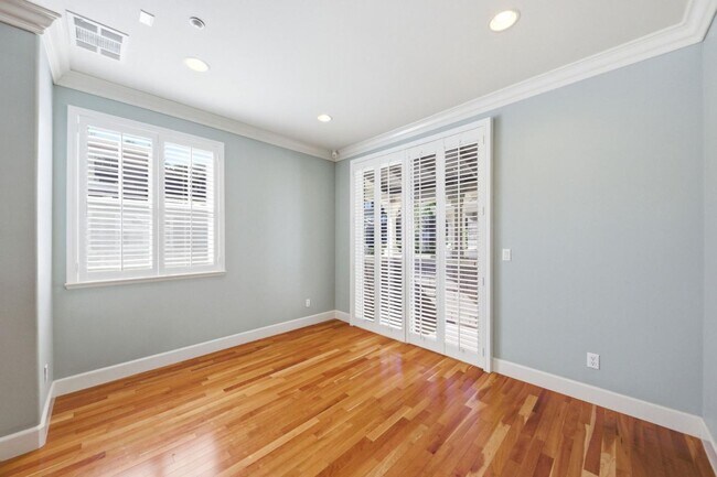 Building Photo - 200 Live Oak Way