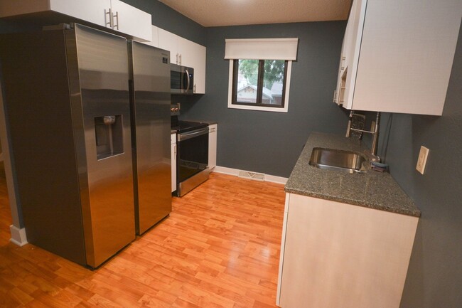 Building Photo - Completely renovated townhouse just a bloc...