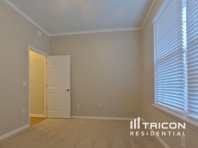 Building Photo - 1692 Brolga St