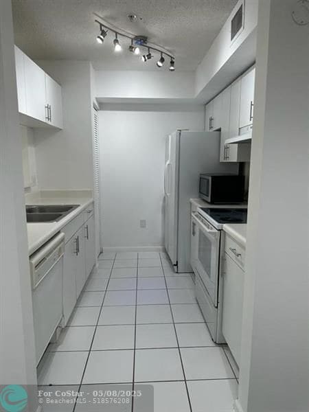 Building Photo - 4844 N State Rd 7