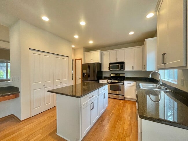Building Photo - Charming Home in quiet Sunset Landing Community, Edmonds!