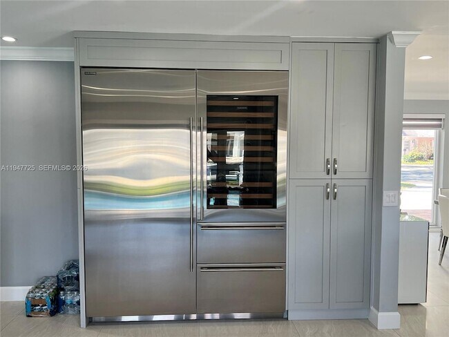 Building Photo - 5510 Bayview Dr