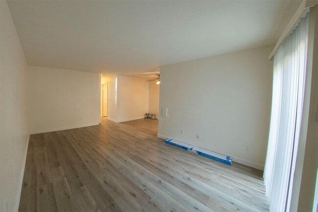Building Photo - 2BR/1BA Clairemont Condo Freshly Painted, New Vinyl Plank Flooring Throughout Patio, 1 Parking Space