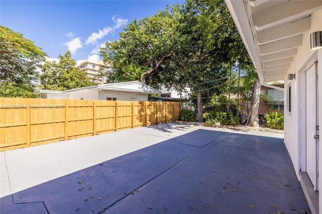 Building Photo - 2729 SW 18th St