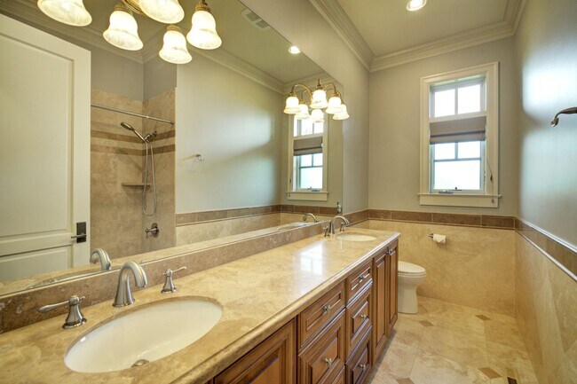 Building Photo - 4Bd+Den/4.5Ba Clyde Hill House