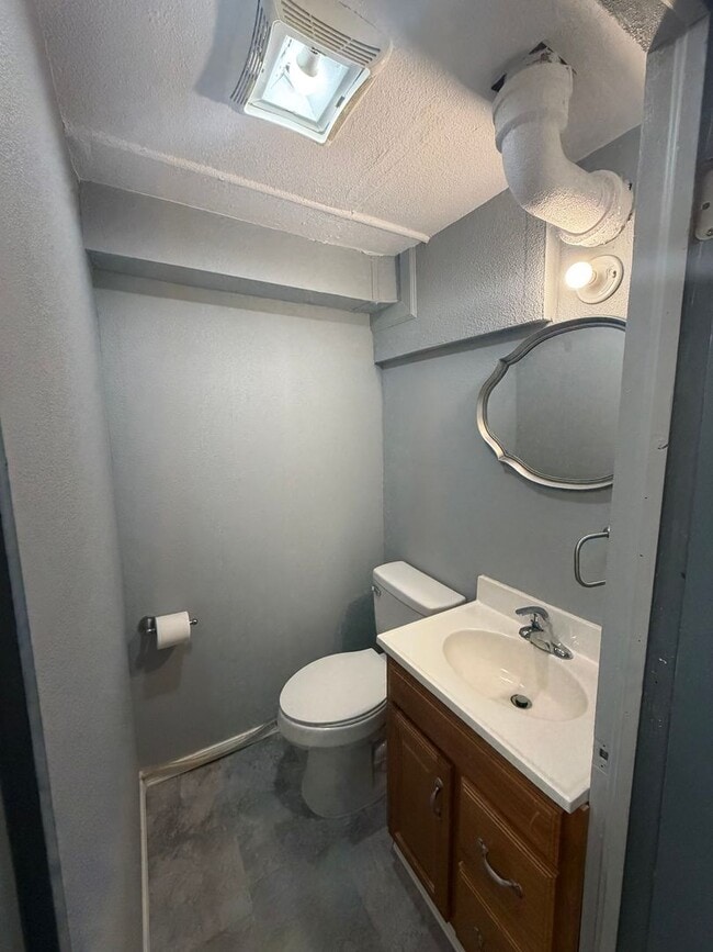 Building Photo - 1315 Mendell Dr