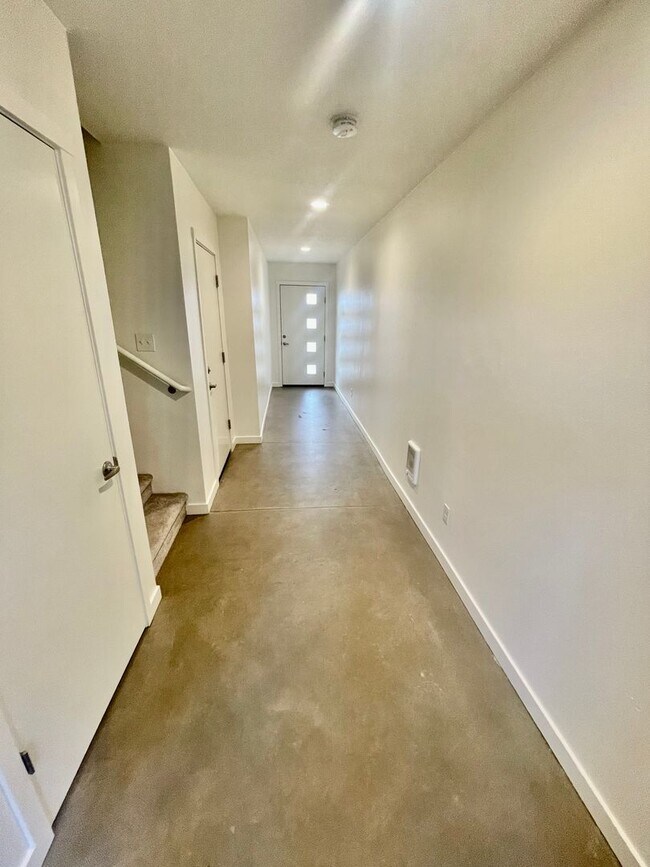 Building Photo - NEWLY REDUCE PRICE on this Modern 3BR Town...