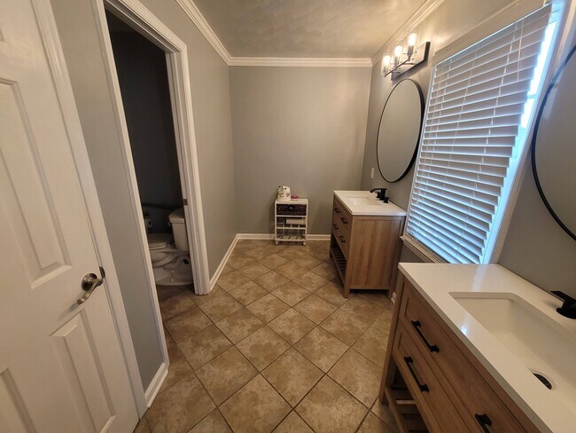 Building Photo - 1012 Meadowview Pl