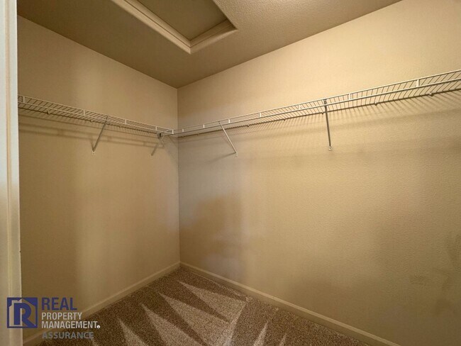 Building Photo - Beautiful 3 Bedroom With Utilities Included! MOVE IN READY!