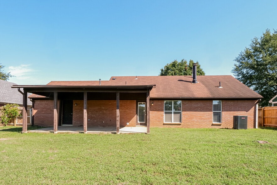 Building Photo - 6935 Amanda Dr N