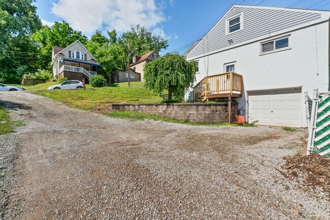 Building Photo - Unbeatable 4 bedroom in Penn Hills available now!