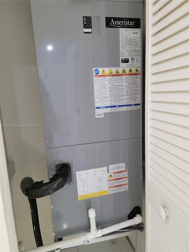 Building Photo - 1037 W 23rd St