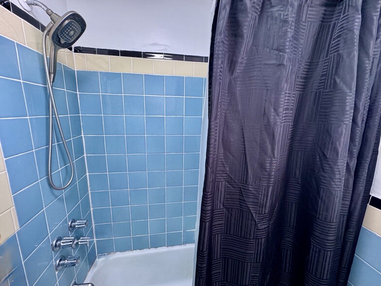 Bathtub - 136 Rothwell Ave