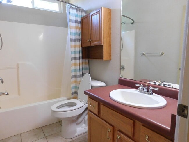 Building Photo - Spacious Duplex in N Grand Junction