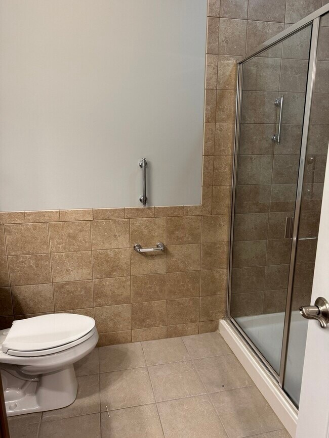 Building Photo - 1800 Amberley Ct