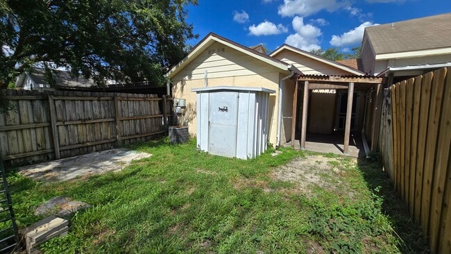 Building Photo - 2 Bed, 1.5 Bath private backyard