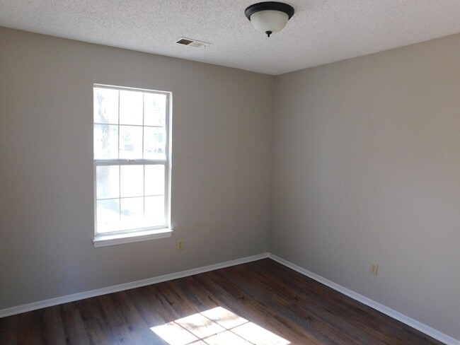 Building Photo - 5820 Briarwood - Ready for move in!!
