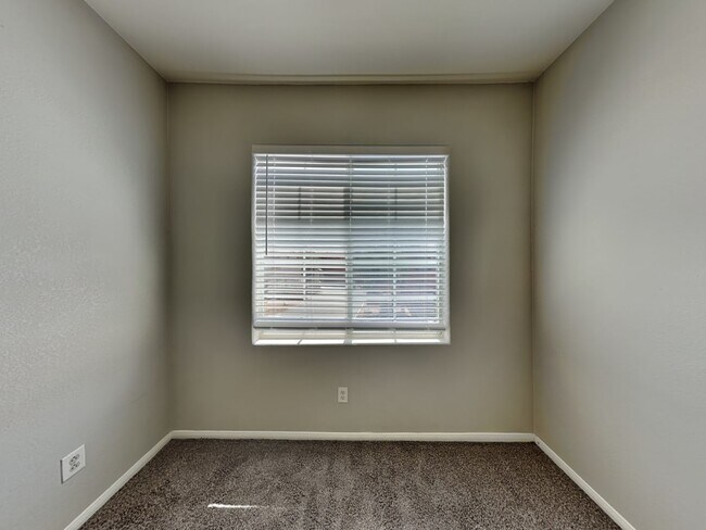 Building Photo - 720 Easter Lily Pl