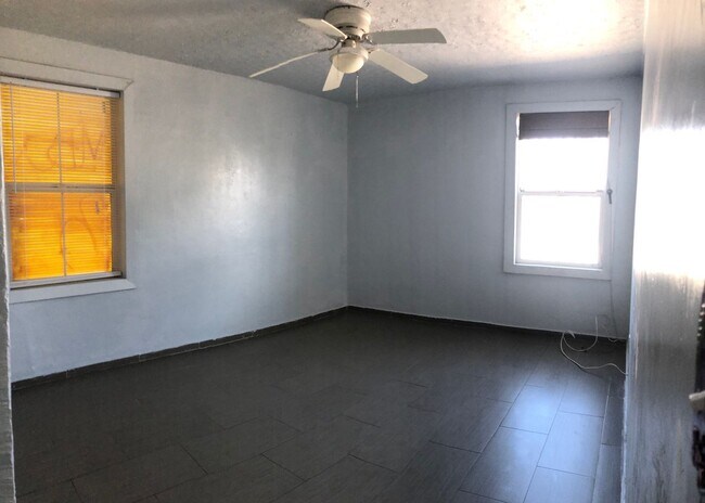 Building Photo - 2109 Poplar Ave
