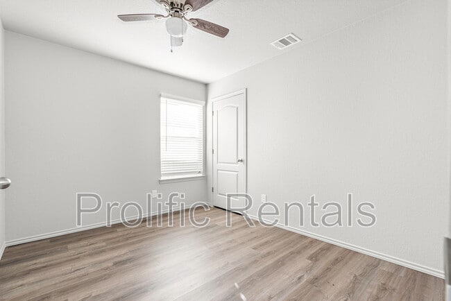 Building Photo - 107 Lost Trl