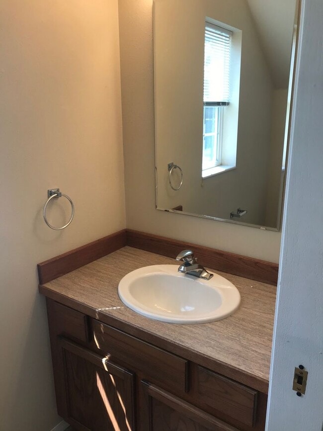 Building Photo - 2 Bedroom 1.5 Bathroom apartment Centrally located