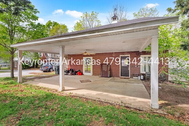 Building Photo - Charming 1 Bedroom Cottage-Style Home with Spacious Yard