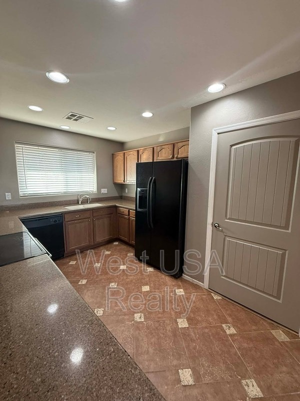 Building Photo - 730 E Press Rd