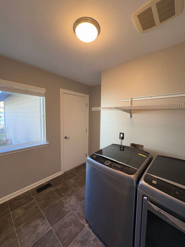 Building Photo - Kirkland Rambler - 3 bedroom 1.75 bath