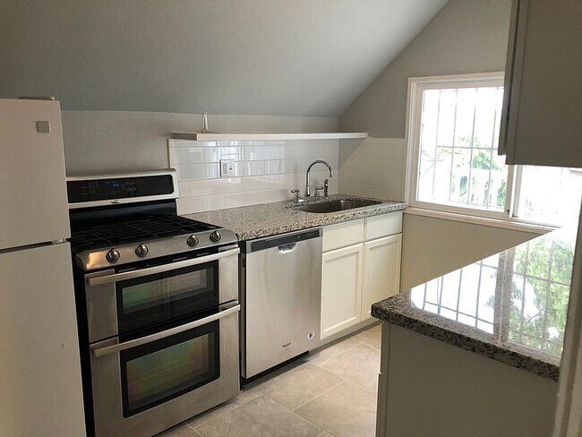 Building Photo - 1422 SE 34th Ave