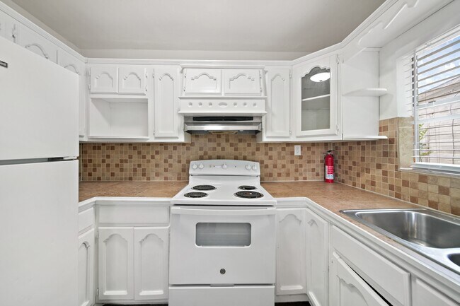 Building Photo - 606 W 7th St