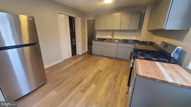 Building Photo - 29 E Hinckley Ave